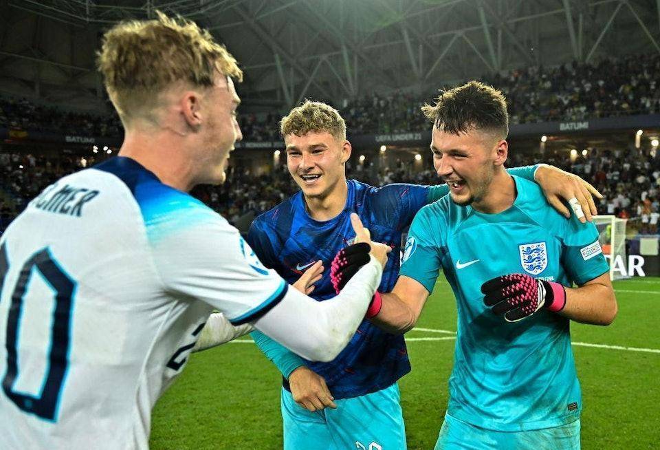 英超-利物浦2-0客胜十人西汉姆，加克波传射建功，萨拉赫未登场（英超：利物浦客场2-0击败十人西汉姆，加克波传射立功，萨拉赫未出场）