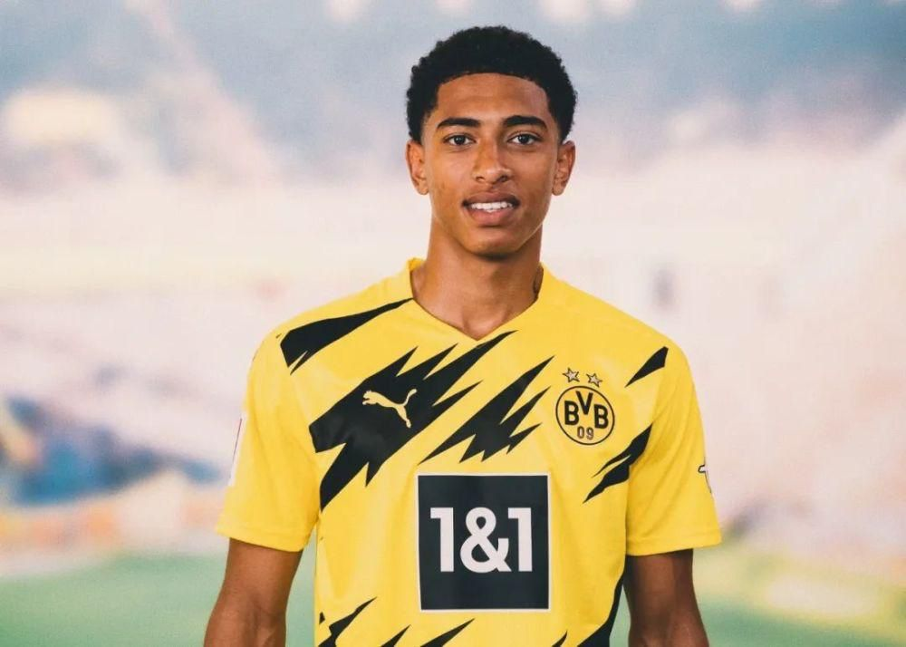 玉昆外援奥斯卡在老家开车遭遇起火，车内人员都及时逃生