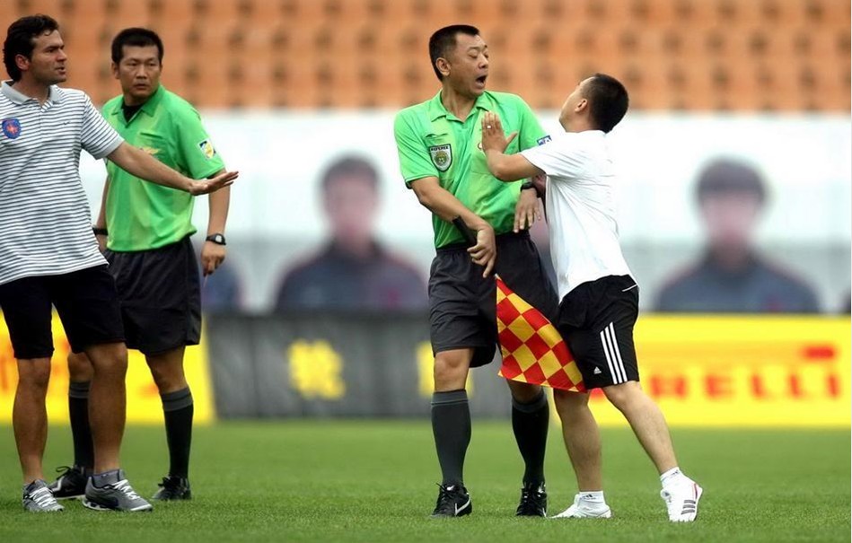 湖人詹姆斯关键三分锁定胜利