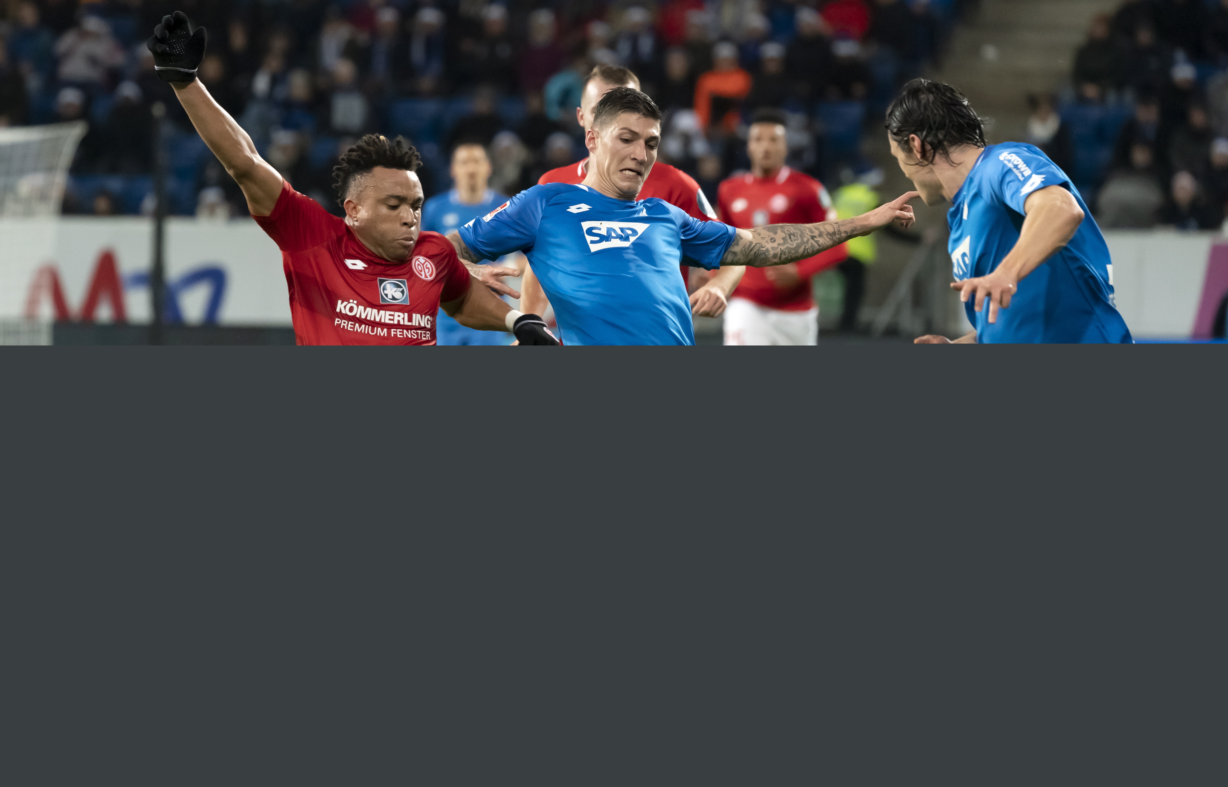 卡雷拉斯染红全程：对裁判让任意球重开不满染黄，随后抱怨吃直红